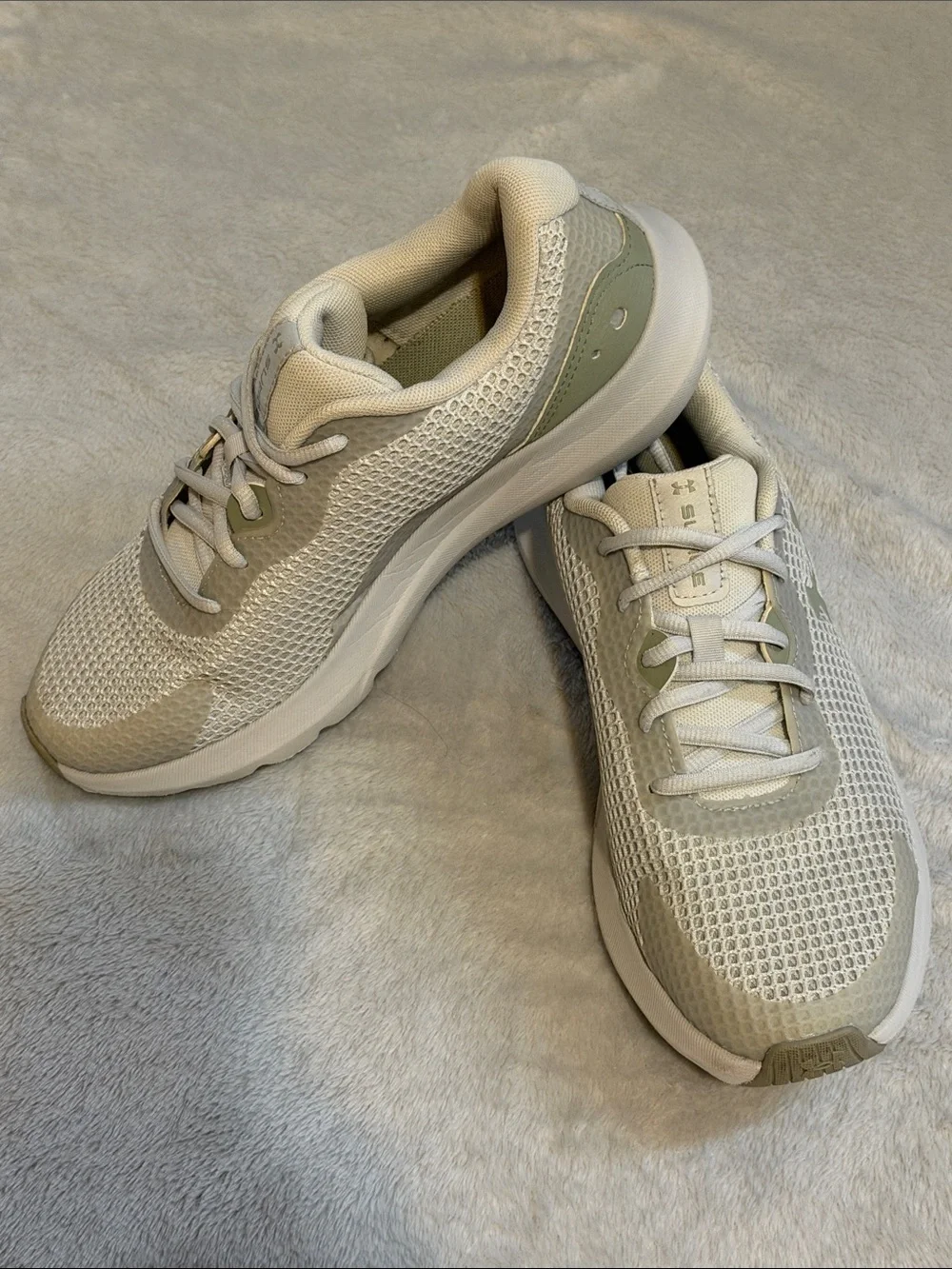 Under Armour woman’s Surge Running Sneakers — Light gray